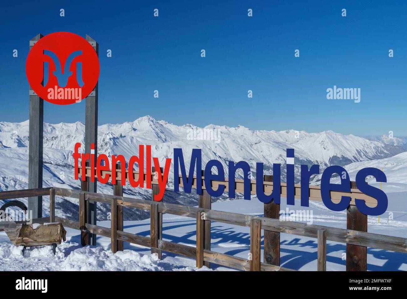 Menuires Logo und Ibex Maskottchen für Friendly Menuires - Französische alpen Stockfoto