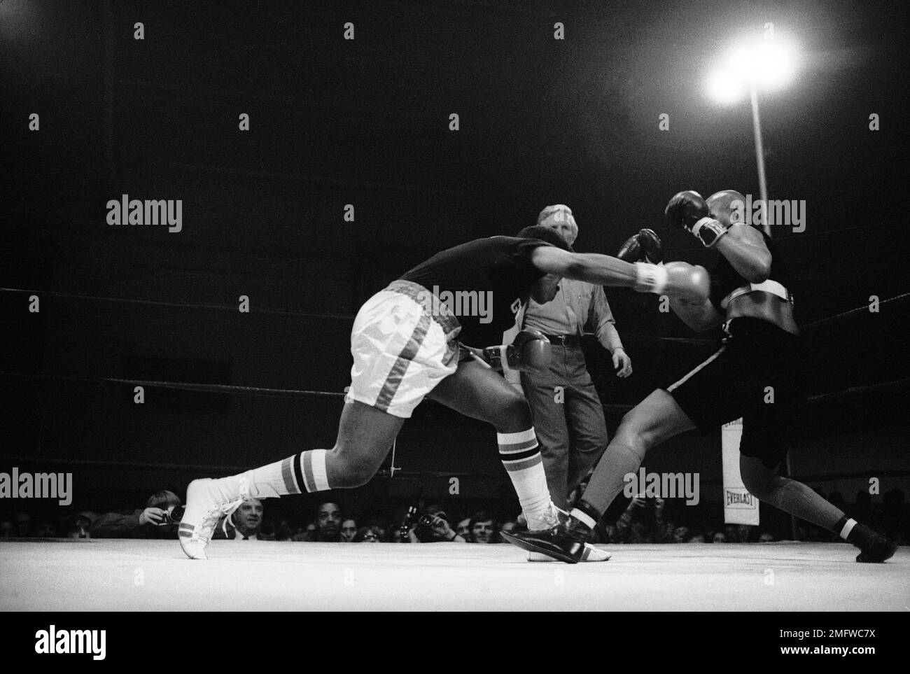 Marian "Lady Tyger" Trimiar, right, of New York City, starts for Gwen Gemini of Springfield, Mass., during their four-round, no decision boxing match in Waterbury, Conn., Jan. 10, 1976. The match was the first between two women in Connecticut boxing history. (AP Photo/Bob Child) Stockfoto