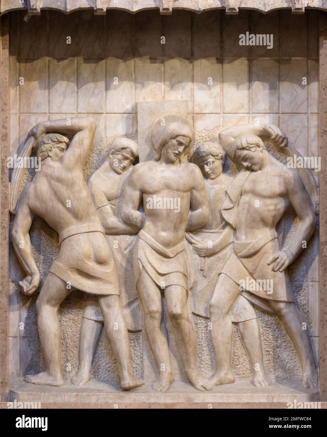 VALENCIA, SPANIEN - 17. FEBRUAR 2022: Das Marmorrelief der Flagellation in der Kirche Basilica de San Vicente Ferrer ab 20. Cent. Stockfoto