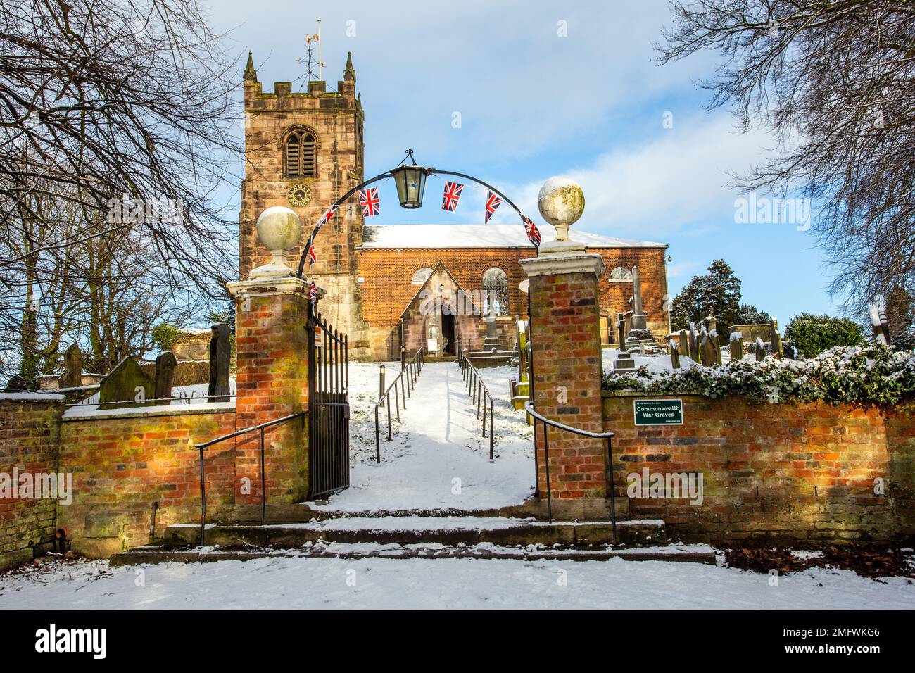 Blick auf die All Saints Church im Dorf Cheshire von Church Lawton nach einem Winterschneefall Stockfoto
