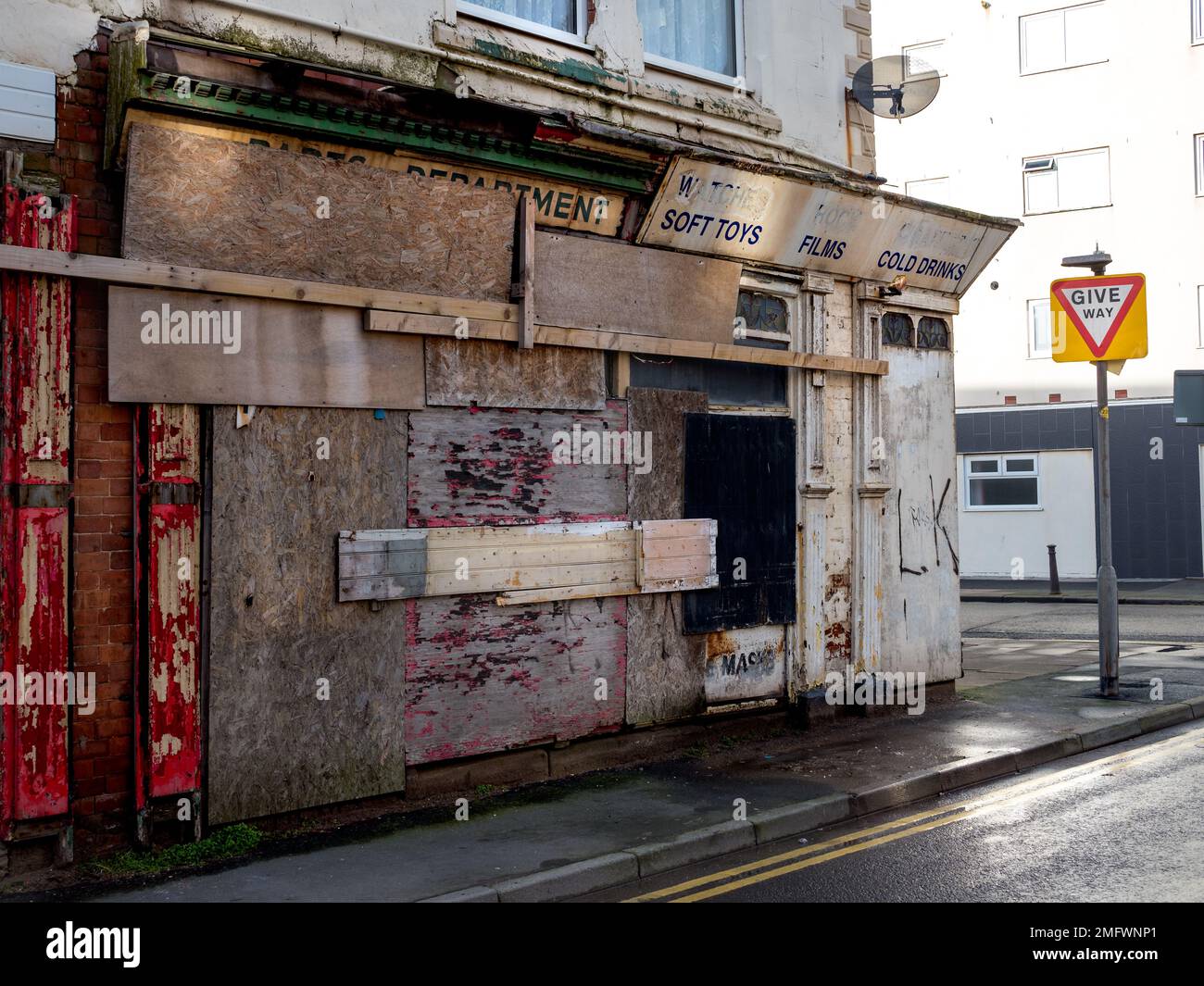 Blackpool Lancashire UK, Januar 2023, verlassene Geschäftsräume, verkleidete kaputte Fenster Stockfoto