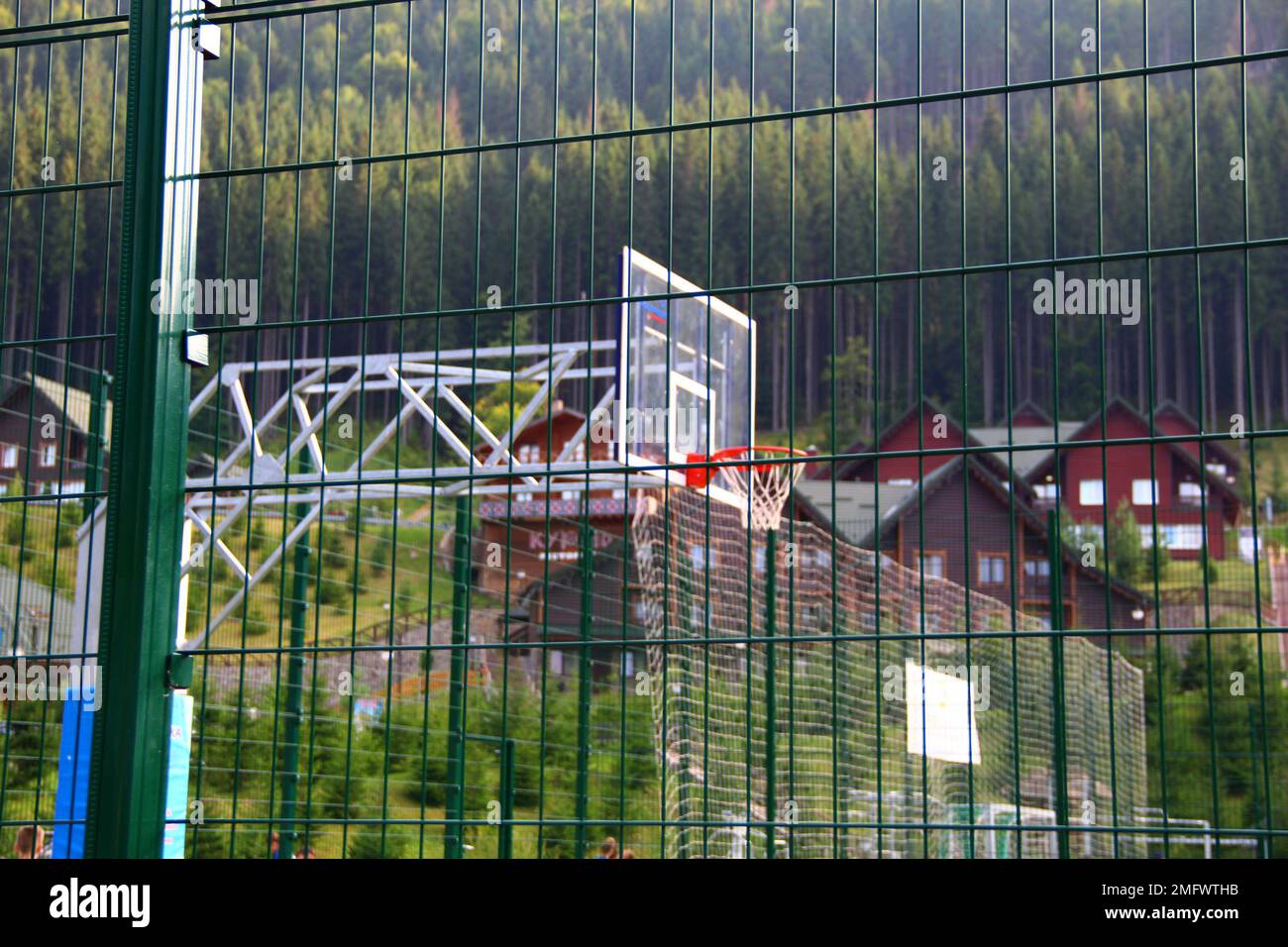 Basketballbrett Hinter Dem Zaun Auf Dem Öffentlichen Freiluftsportplatz Stockfoto