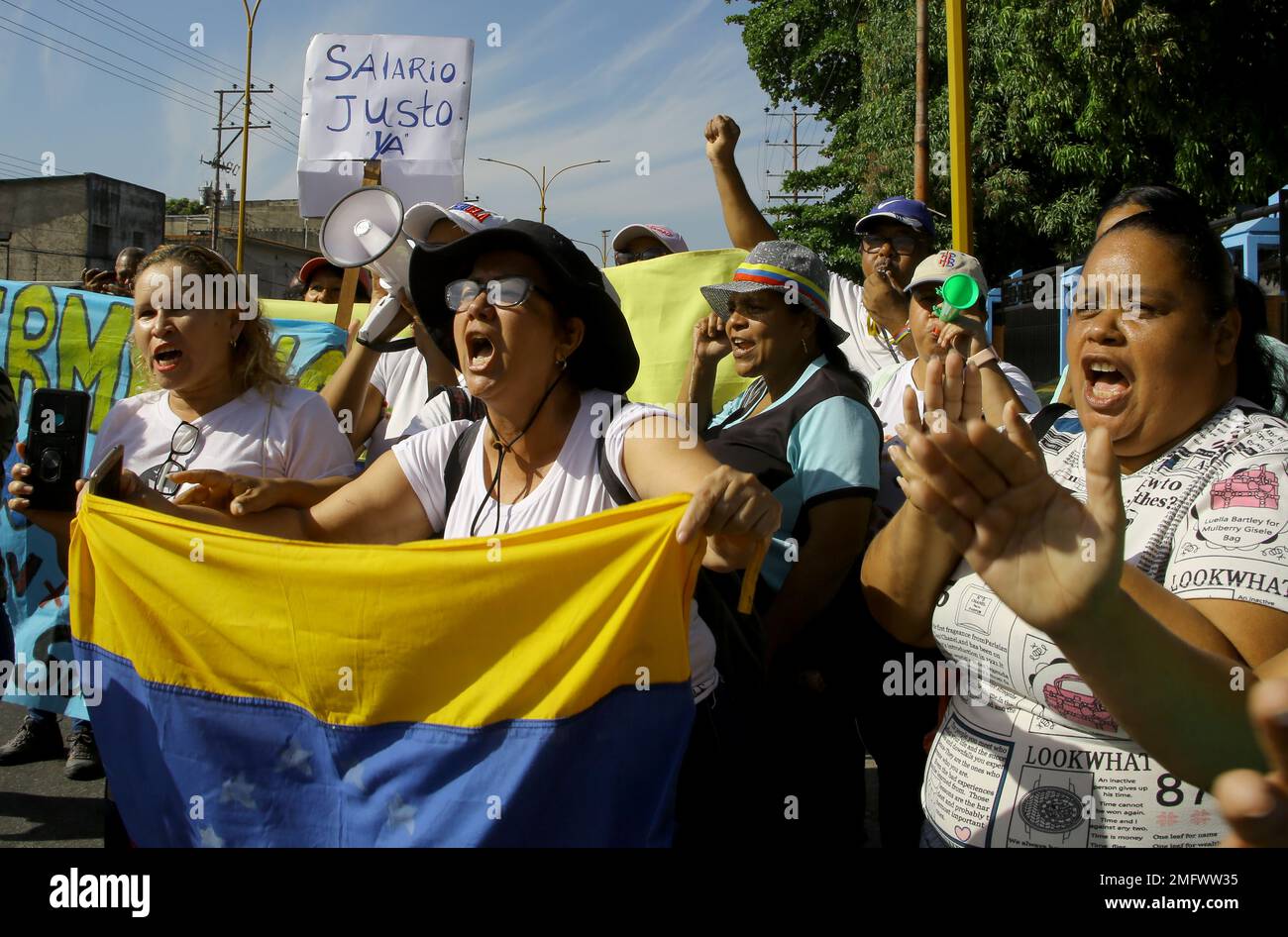 Valencia, Carabobo, Venezuela. 25. Januar 2023. 25. Januar 2023. Ein Zeichen, das auf Spanisch ''Just Salary'' in den Krankenpflegefachleuten Protest, fordern bessere Löhne und Vorräte in Gesundheitszentren, gingen sie auf die Straßen, vom Enrique Tejera Zentralkrankenhaus bis zum Zentrum der Stadt Valencia, Carabobo Staat. Foto: Juan Carlos Hernandez (Kreditbild: © Juan Carlos Hernandez/ZUMA Press Wire) NUR REDAKTIONELLE VERWENDUNG! Nicht für den kommerziellen GEBRAUCH! Stockfoto