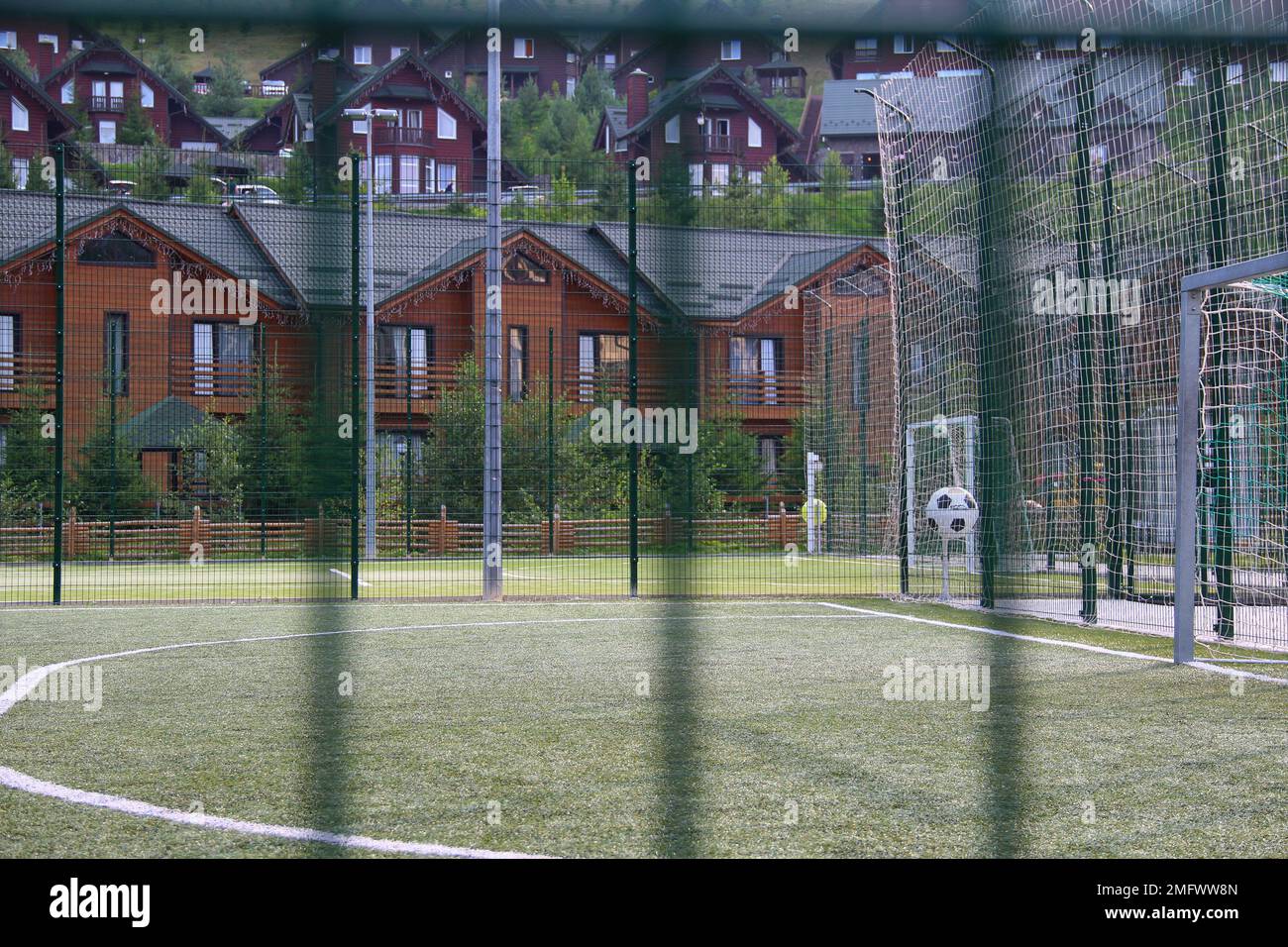 Eingezäunter Fußballfeld mit Kunstrasen in Einem Country Sports Club Stockfoto