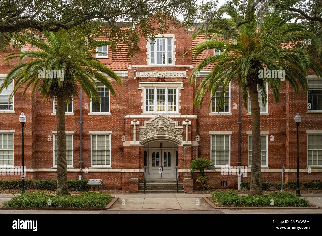 Das historische Gebäude des College of Agriculture aus dem Jahr 1912 auf dem Campus der University of Florida ist derzeit als Griffin-Floyd Hall bekannt. (USA) Stockfoto