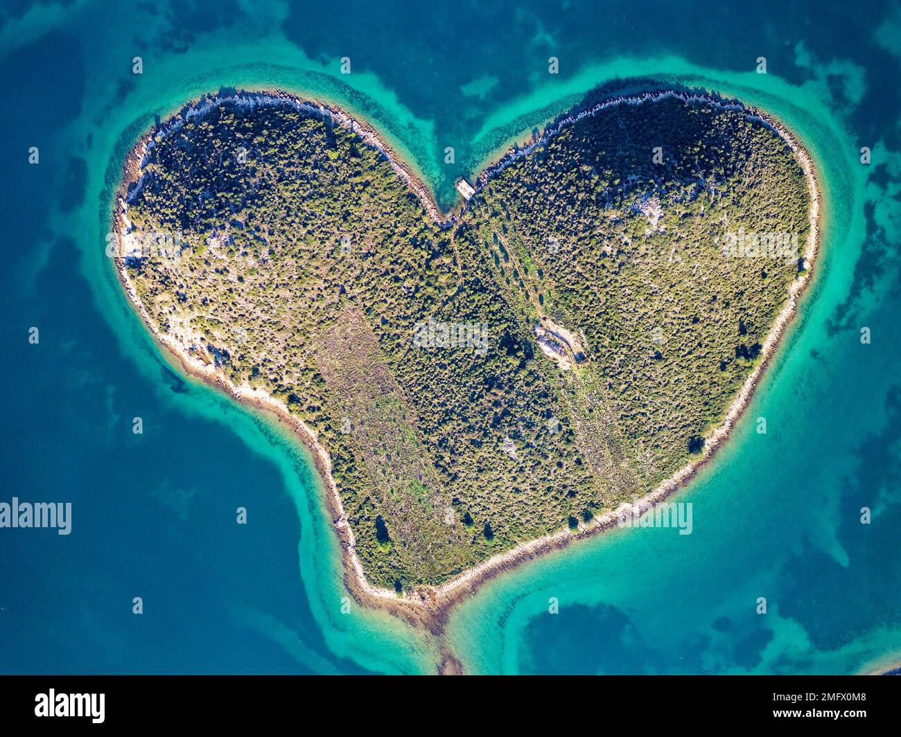 Luftaufnahme von Galesnjak, der Insel der Liebe in Kroatien, mit wunderschönem blauem türkisfarbenem Meerwasser. Herzförmige Insel. Reisen und Urlaub. Stockfoto