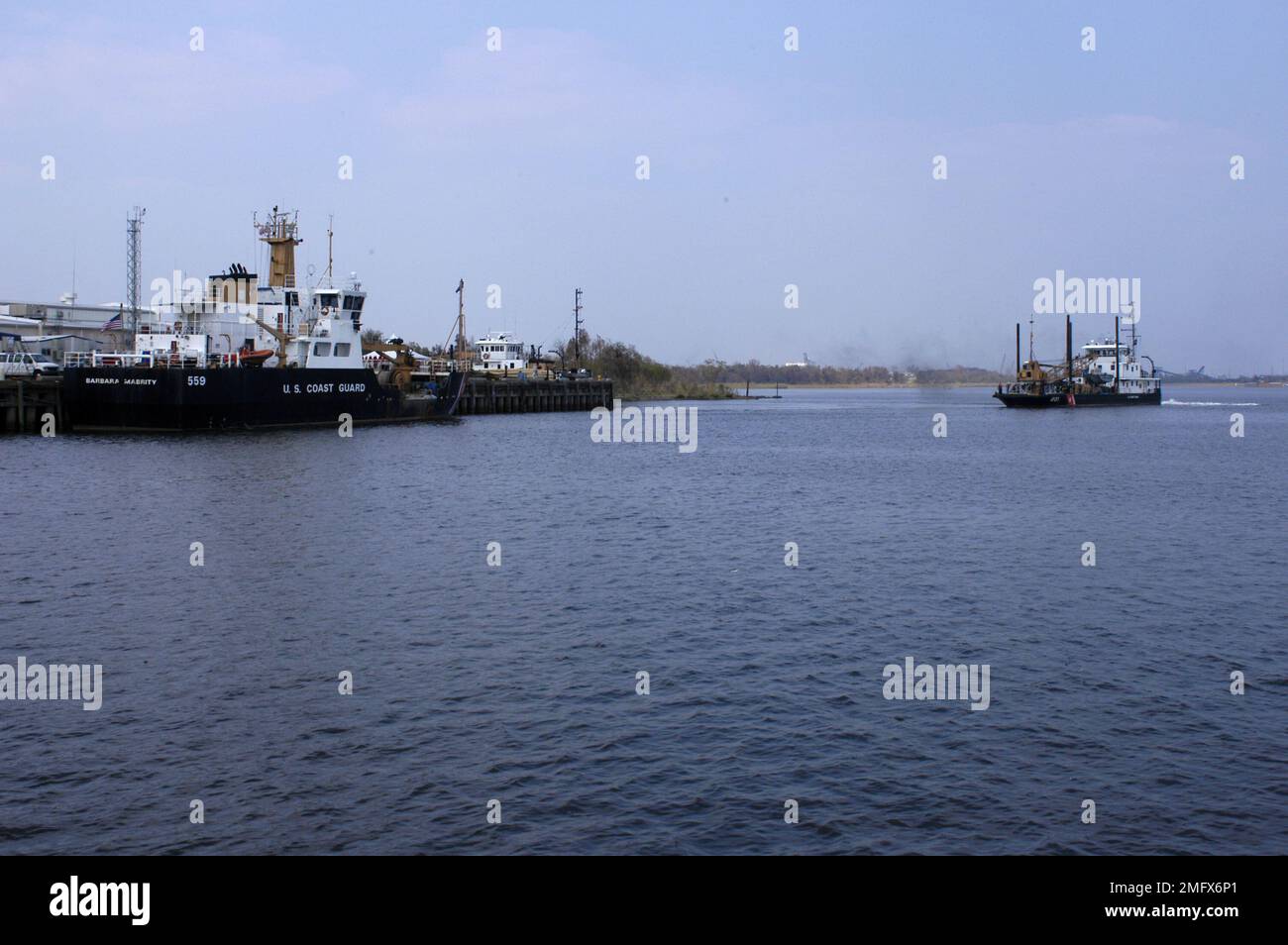 Navigationshilfen - 26-HK-63-5. CGC Hudson in der Nähe der Dockingstation CGC Barbara Mabrity--ATON Ops. Hurrikan Katrina Stockfoto