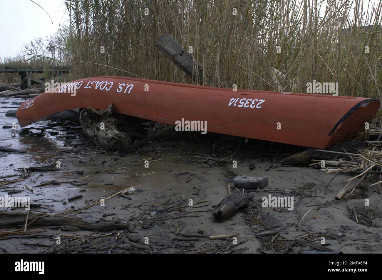 Navigationshilfen - 26-HK-63-39. Verdrängte CG ATON 233514 im Sumpfgebiet -- ATON Ops. Hurrikan Katrina Stockfoto