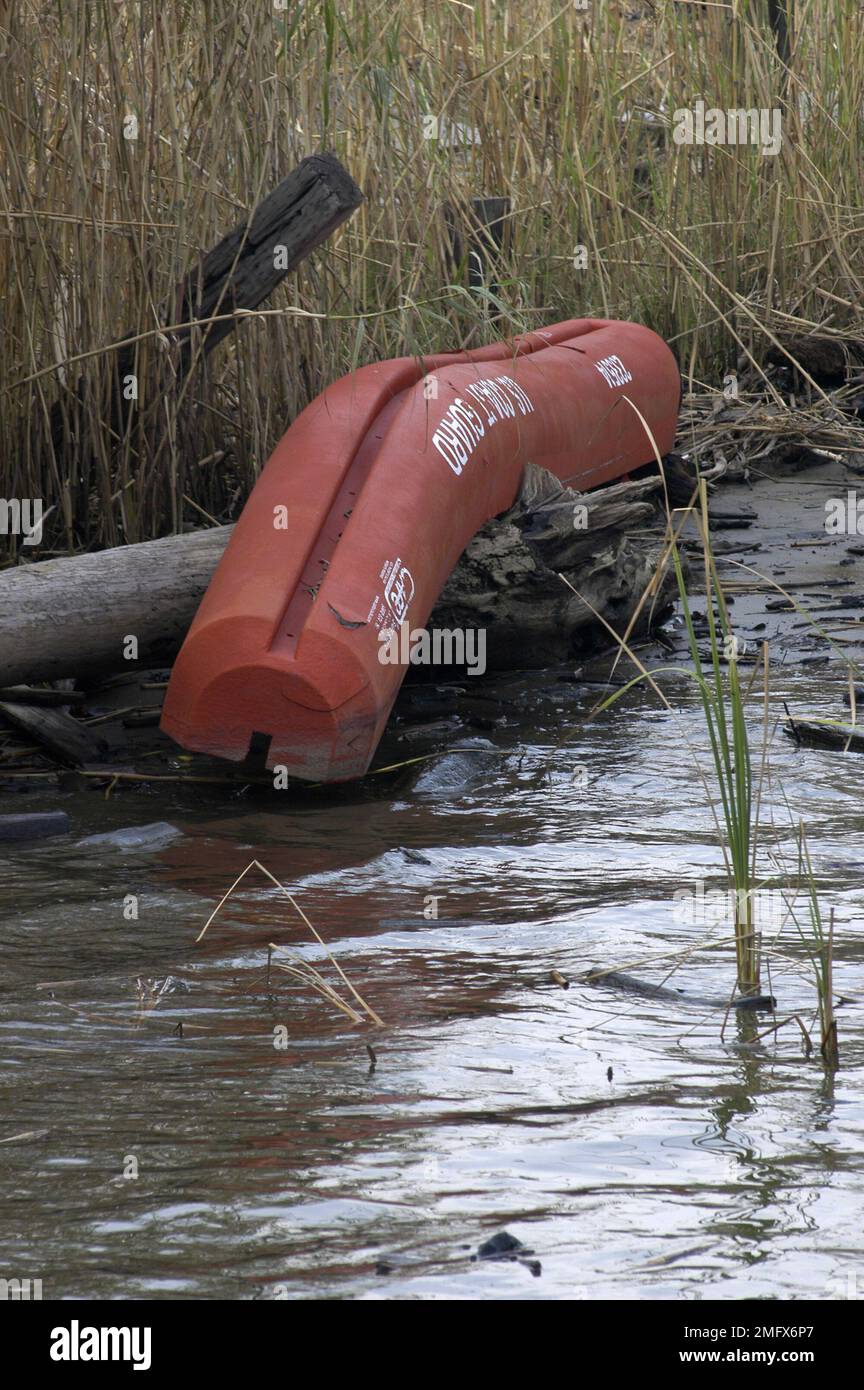 Navigationshilfen - 26-HK-63-40. Verdrängte CG ATON 233514 im Sumpfgebiet -- ATON Ops. Hurrikan Katrina Stockfoto