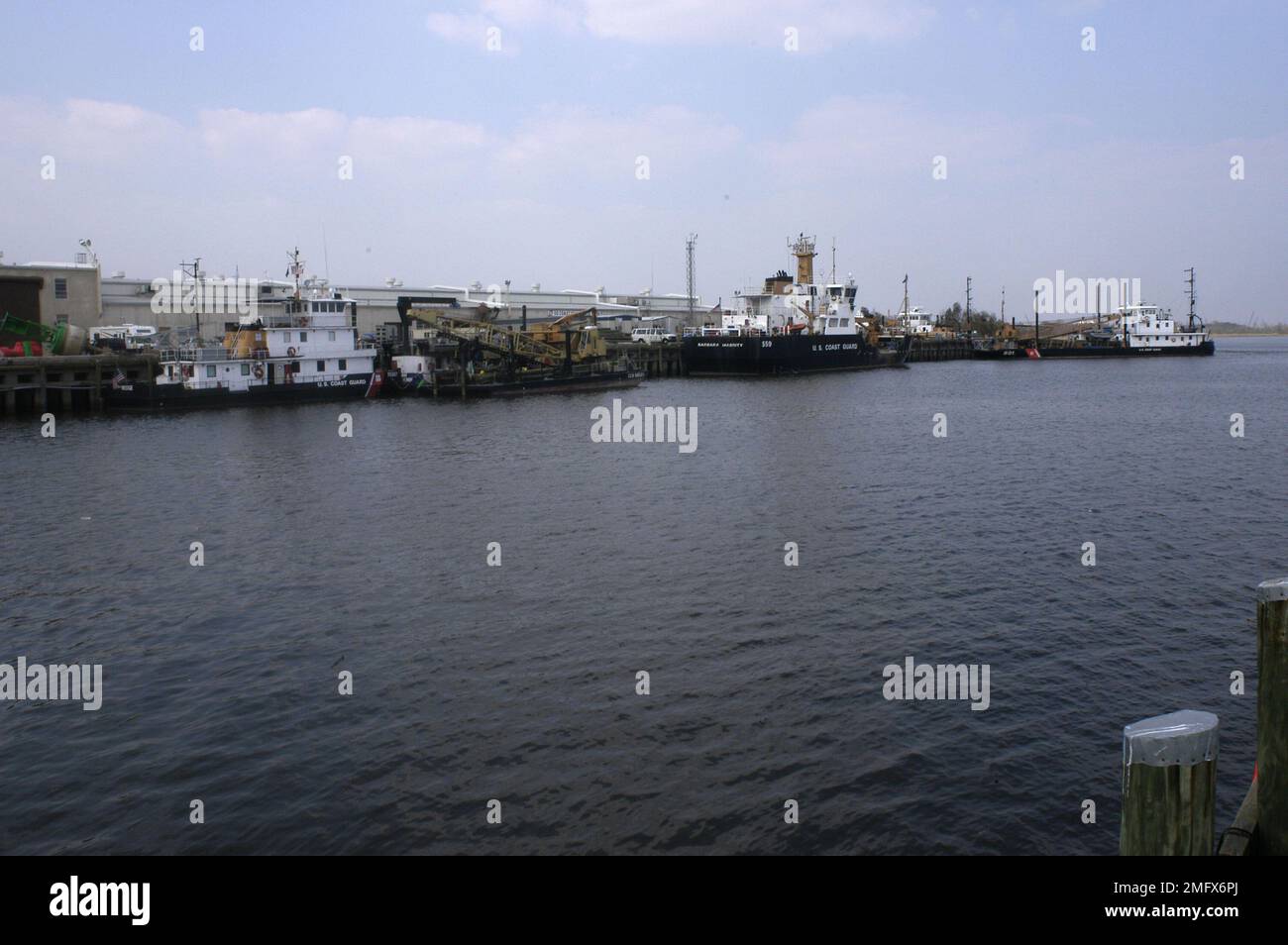 Navigationshilfen - 26-HK-63-61. Weitwinkel von USCG-Schneiden entlang der Dockingstation--ATON Ops. Hurrikan Katrina Stockfoto