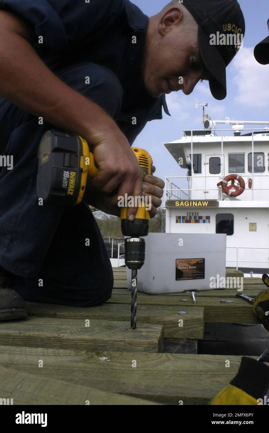 Navigationshilfen - 26-HK-63-25. Küstenwachmänner bohren in der Nähe von CGC Saginaw--ATON Ops. Hurrikan Katrina Stockfoto