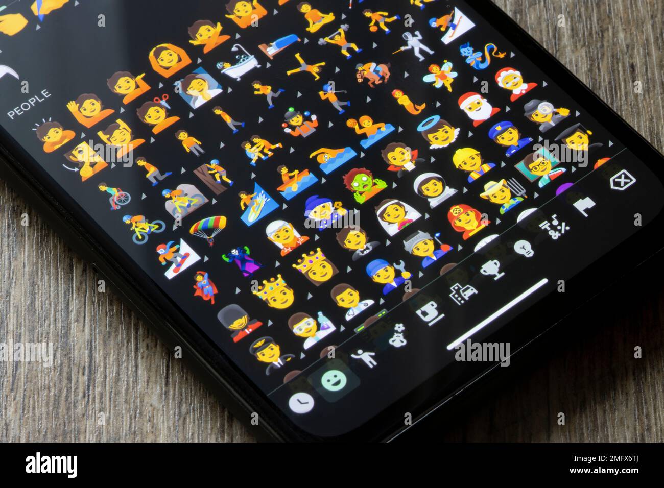 Emojis für verschiedene Personen werden in der Messages App auf einem Google Pixel Smartphone angezeigt. Stockfoto