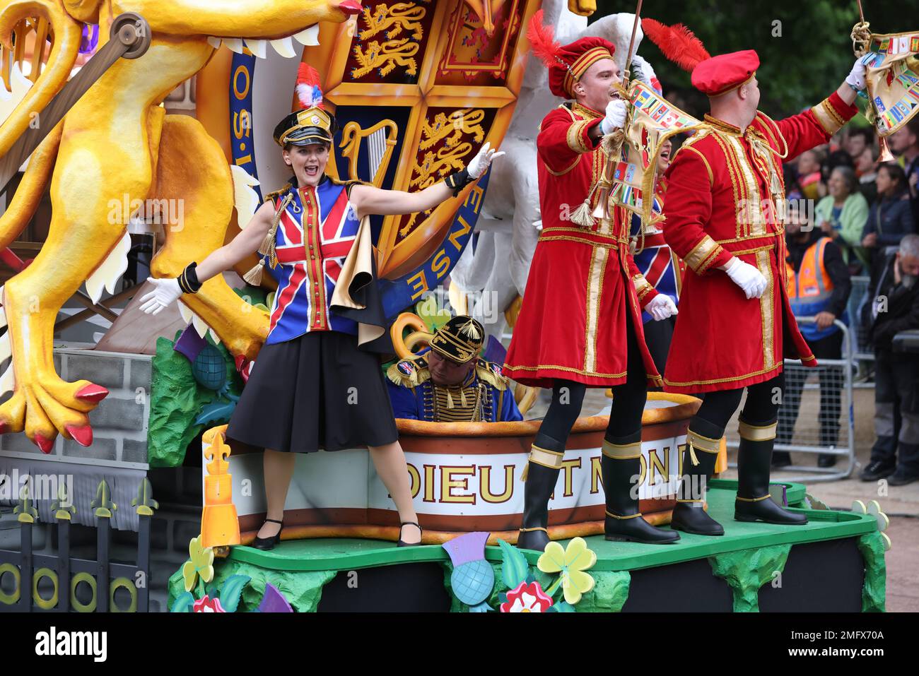 Platinum Jubliee Pageant feiert 70 Jahre im Dienst der Queen beim britischen Militär und bei Künstlern aus der Herrschaft Ihrer Majestät entlang der Mall Stockfoto