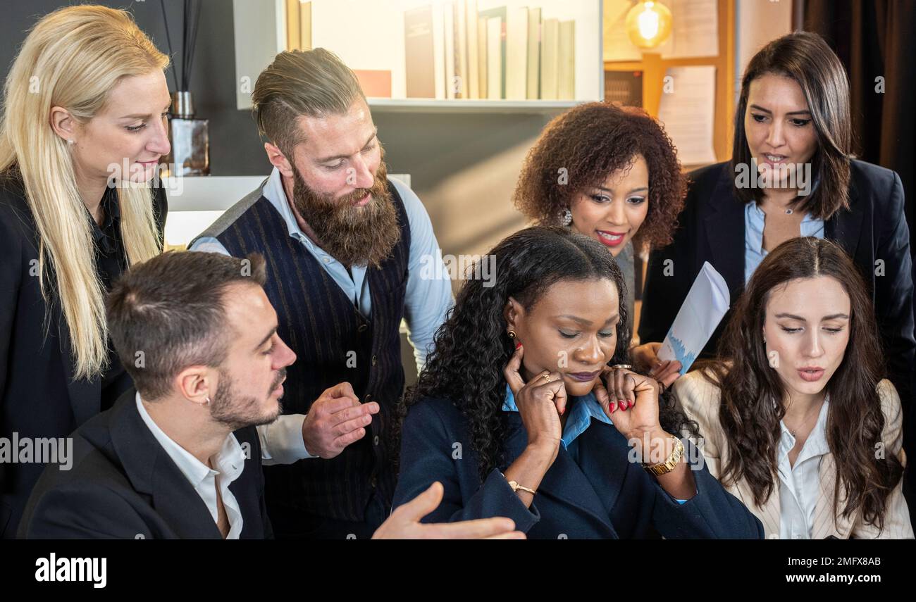Afrikanische elegante Geschäftsfrau, die von der Arbeit gestresst wird, weil Kollegen Druck ausüben - Konzept der Burnout und Rassendiskriminierung Stockfoto