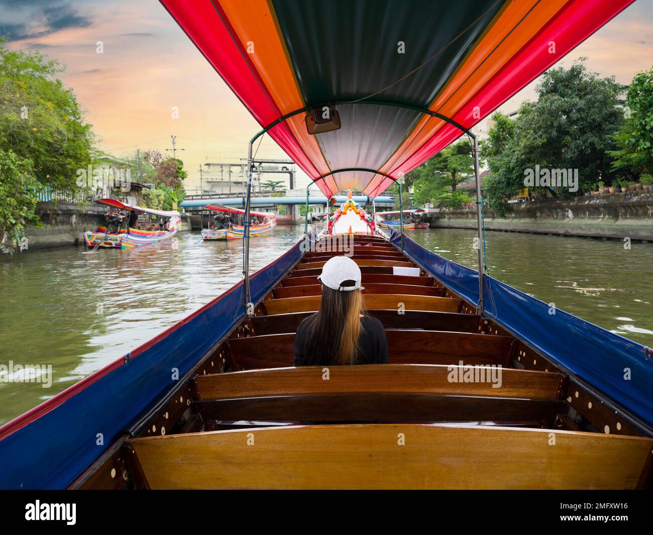 Bootstour auf dem Kanal mit traditionellen Booten auf dem Fluss Chao Phraya. Bangkok ist das beliebteste Reiseziel für Touristen. Thailand Stockfoto