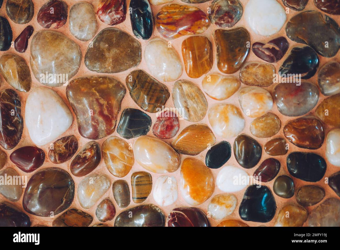 Schöner abstrakter Hintergrund aus Steinen, Mosaikdekoration Stockfoto