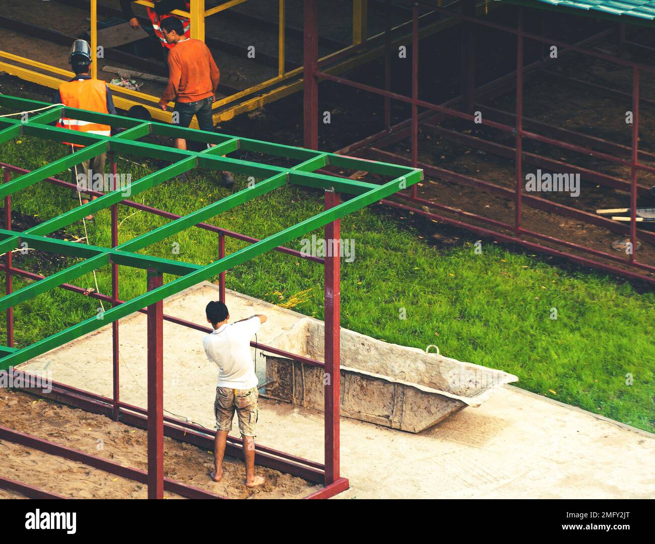 Asiatische Bauarbeiter, die an den kommerziellen Kadaver-Pavillons arbeiten Stockfoto