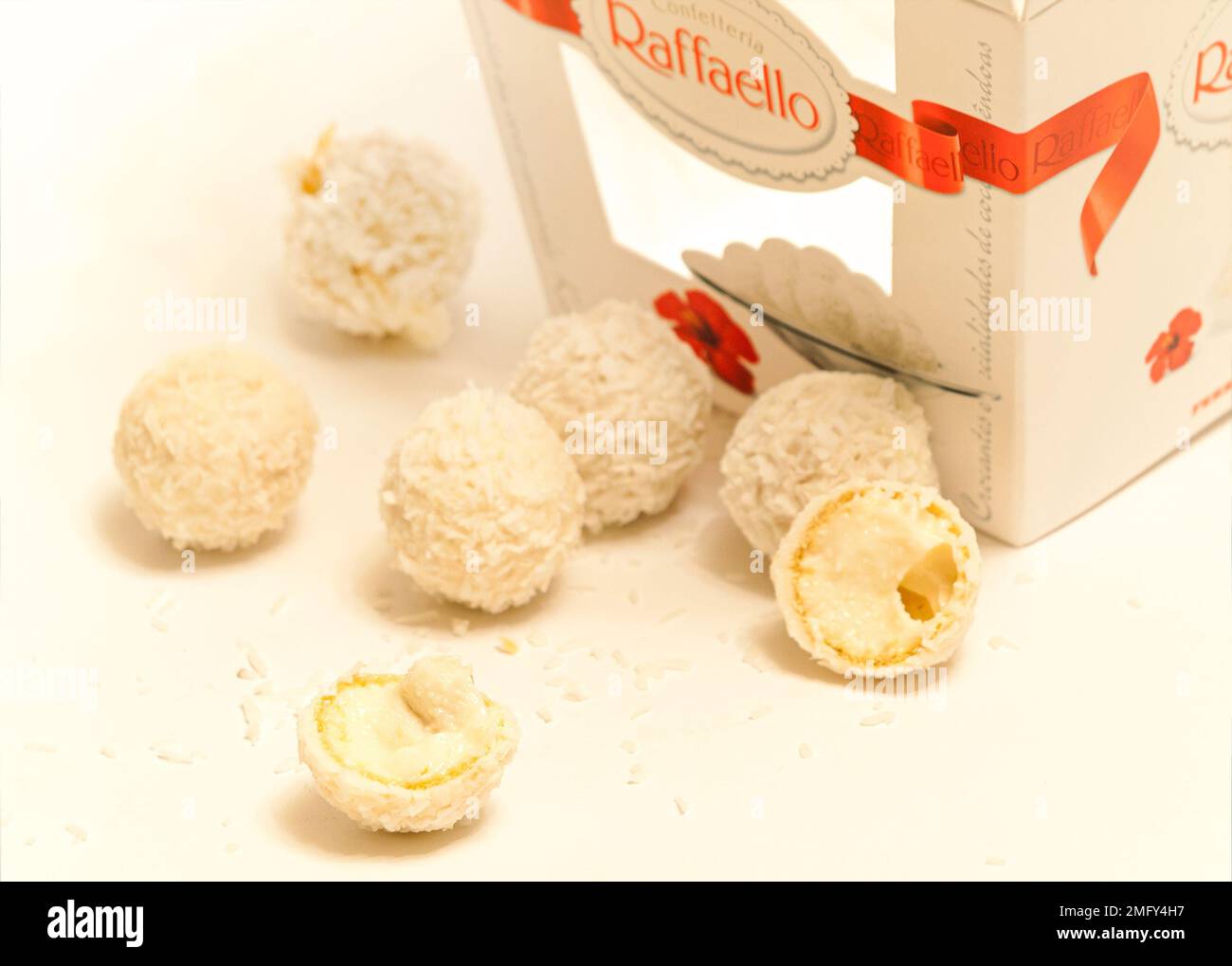 Die cremigen Kokosnussbonbons von Raffaello by Ferrero sind auf weißem Hintergrund Stockfoto
