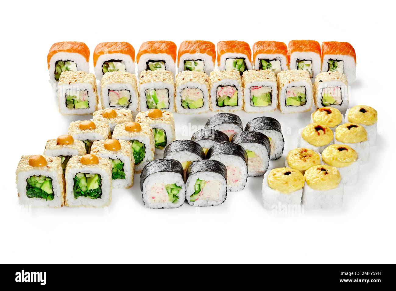 Ein Set köstlicher Sushi-Brötchen für eine freundliche Party im japanischen Stil Stockfoto