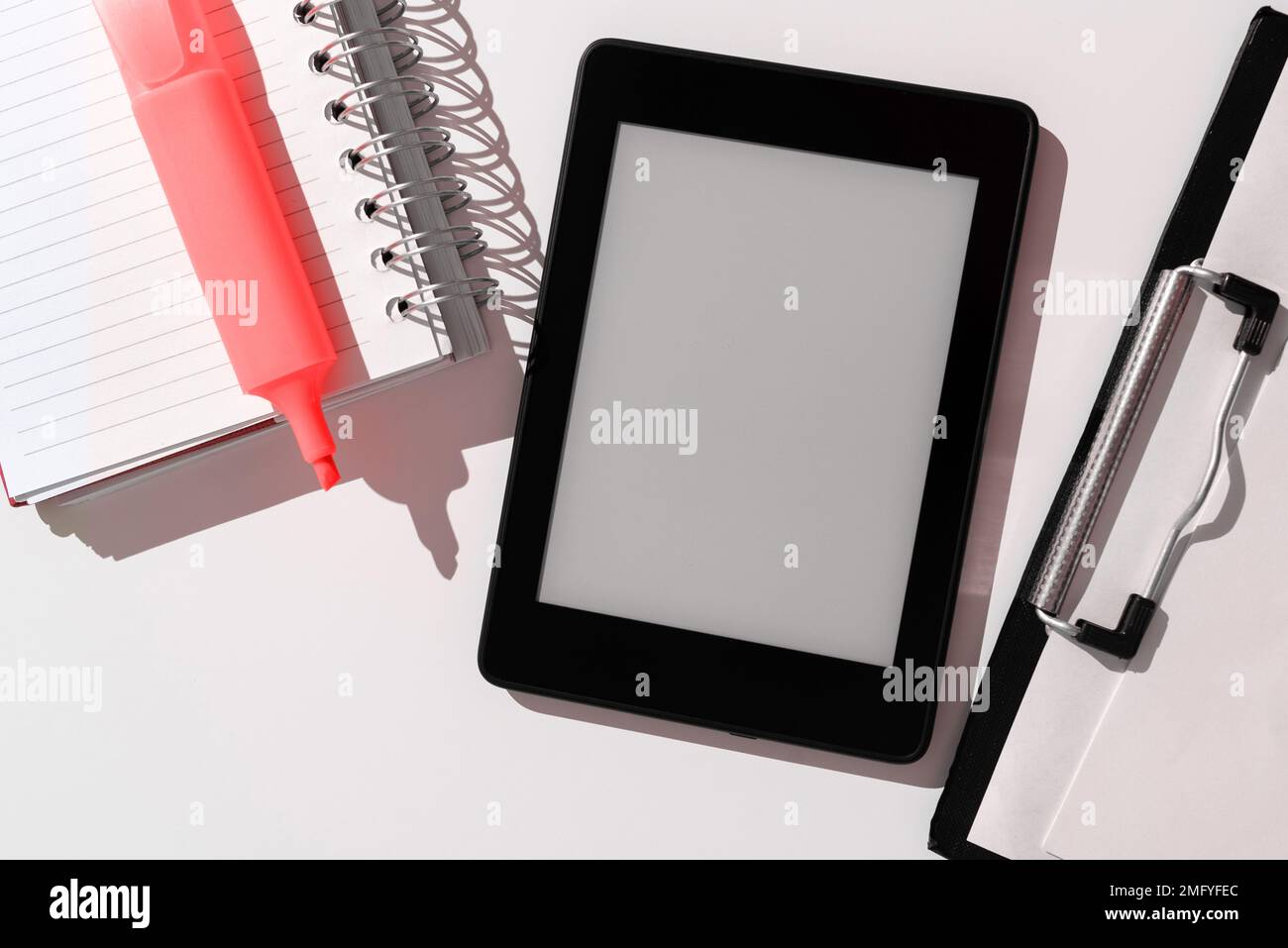 Tablet-Bildschirm Mit Wichtigen Ideen Und Notizen Auf Dem Schreibtisch Stockfoto
