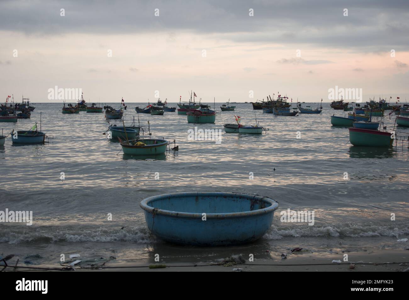 Boote auf dem Chinesischen Meer im Fischerdorf Mui Ne Vietnam Stockfoto