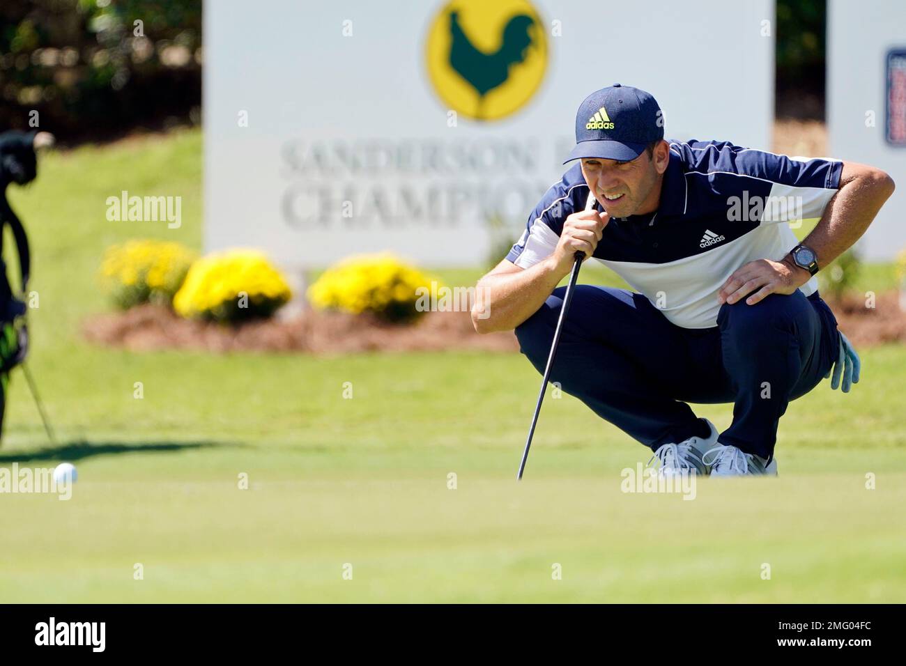 Sergio Garcia, of Spain, studies his line on the ninth green during the second round of the Sanderson Farms Championship golf tournament in Jackson, Miss., Friday, Oct. 2, 2020. (AP Photo/Rogelio V. Solis) Stockfoto