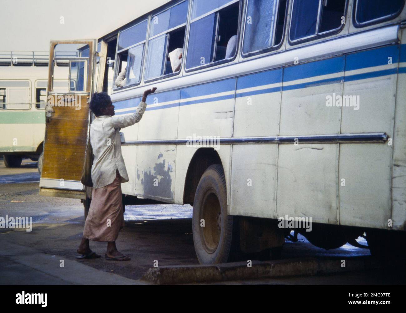 Historisches, archiviertes Bild eines bettelnden Mannes, der in Einem öffentlichen Bus sitzt, Delhi, Indien, 1990 Stockfoto