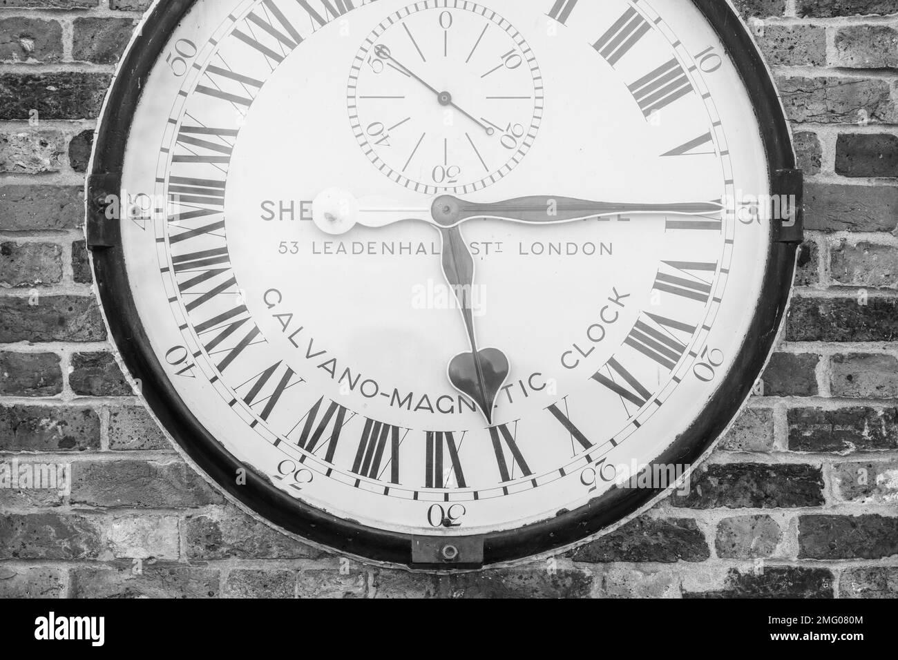 Greenwich.London.United Kingdom.Dezember 1. 2022.Schwarzweißfoto der Shepherd Gate Uhr vor dem Royal Observatory in Greenwich Stockfoto
