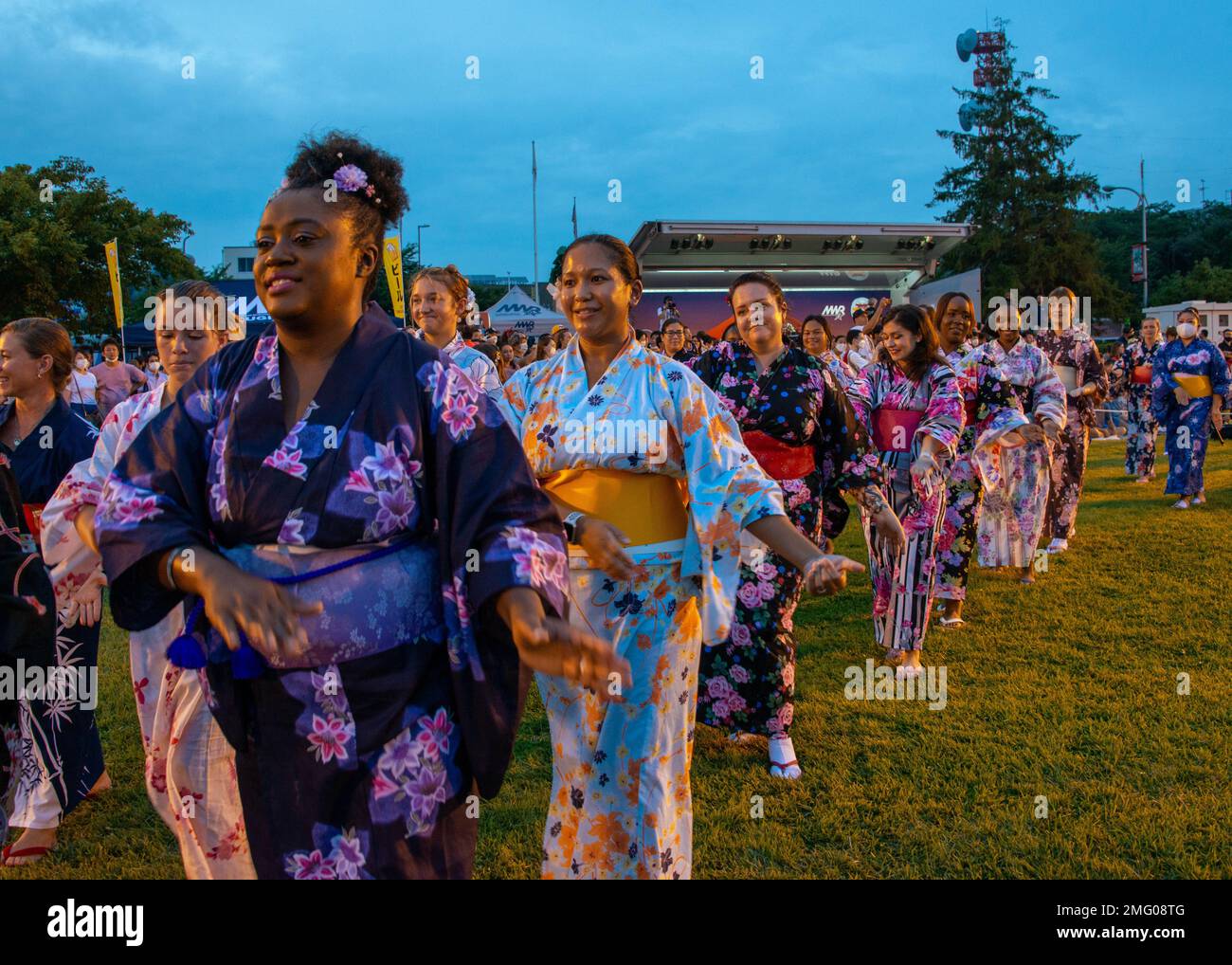 MARINEFLUGWERK ATSUGI, Japan (20. August 2022) Ein Mitglied des Atsugi Bon Odori Tanzteams der Naval Air Facility (NAF) tritt während des Bon Odori Festivals auf Taylor Field auf. Die NAF Atsugi veranstaltet diese Veranstaltung jährlich, um positive Beziehungen zwischen der Basis und ihrem Gastland Japan zu fördern. Stockfoto