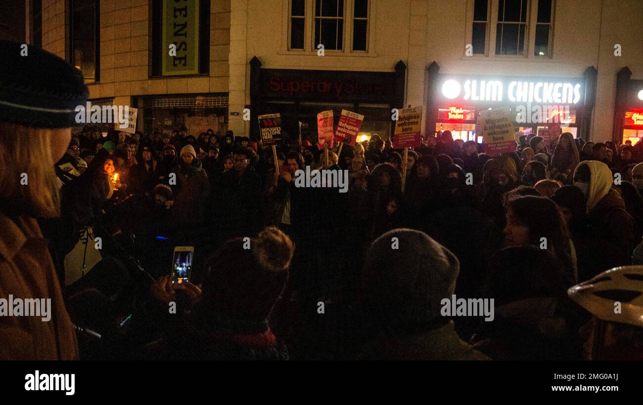 Brighton UK 25. Januar 2023 - Protest heute Abend im Zentrum von Brighton gegen die vermissten Kinder, die in einem Hove Hotel Asyl suchen. Hunderte kamen zusammen, um gegen die Entführung von Kindern aus einem Hove-Hotel zu protestieren, da 76 Asylsuchende Kinder weiterhin vermisst werden : Credit Simon Dack / Alamy Live News Stockfoto