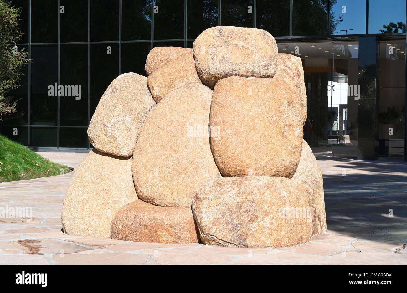 COSTA MESA, KALIFORNIEN - 24. JANUAR 2023: Spirit of the Lima Bean im Noguchi Garden, symbolisiert die ehemalige Landnutzung des Gebiets. Stockfoto