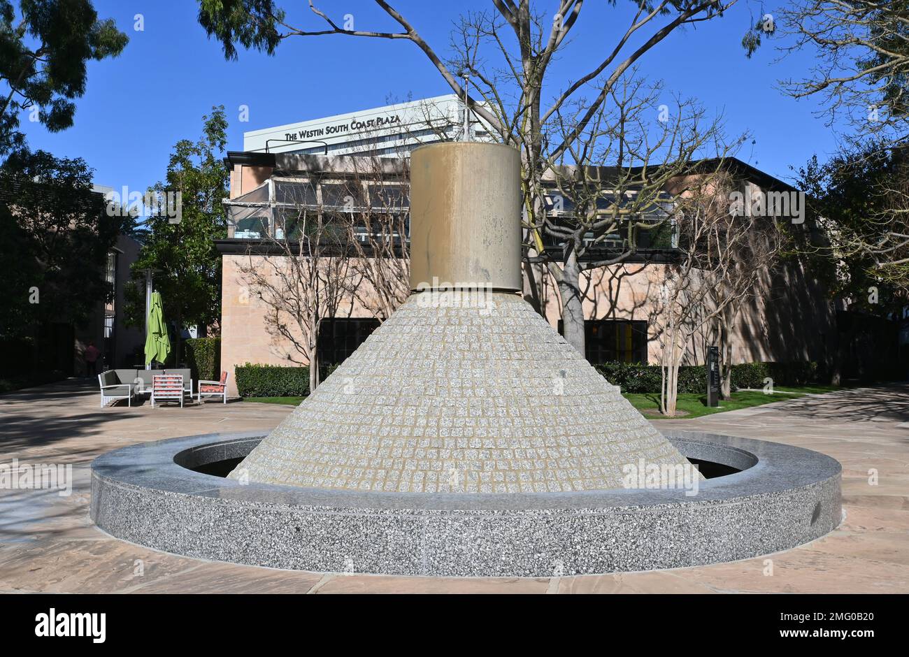 COSTA MESA, KALIFORNIEN - 24. JANUAR 2023: Der Noguchi-Garten, der Energy Fountain, die Granit- und Stahlstruktur verkörpern California Energy. Stockfoto