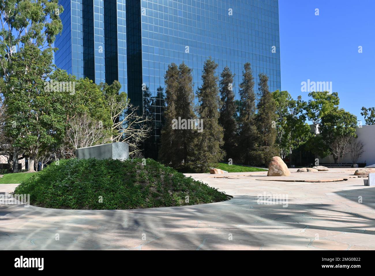 COSTA MESA, KALIFORNIEN - 24. JANUAR 2023: Der Noguchi Garden, ein kompakter, minimalistischer Skulpturengarten, der als Repräsentation des Staates Kalifornien gedacht ist Stockfoto