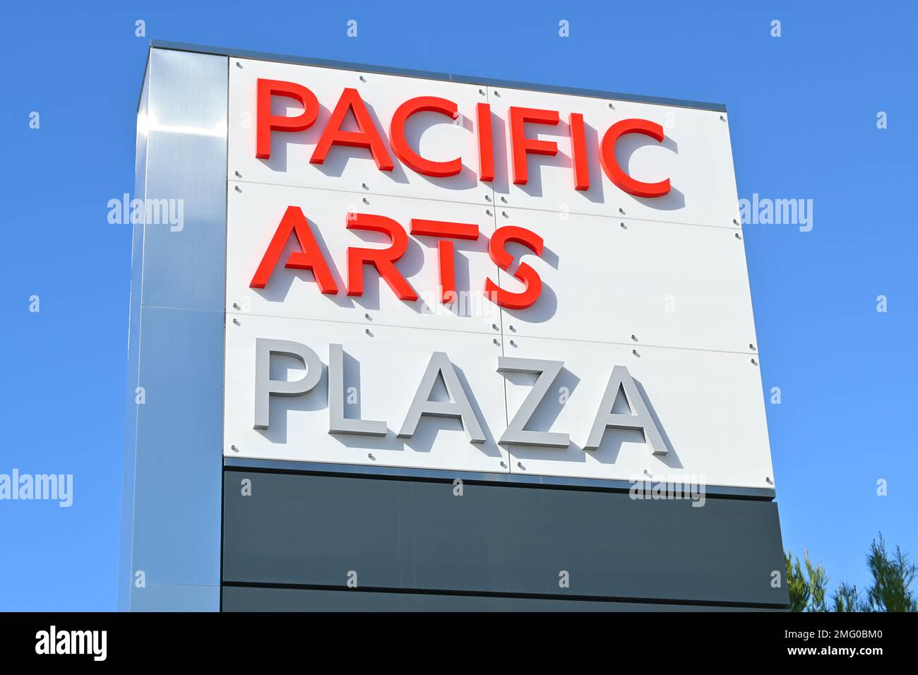 COSTA MESA, KALIFORNIEN - 24. JANUAR 2023: Pacific Arts Plaza-Schild am Innen-Arbeits- und Veranstaltungsbereich im Freien mit Fitnesscenter Hochhäuser, Stockfoto