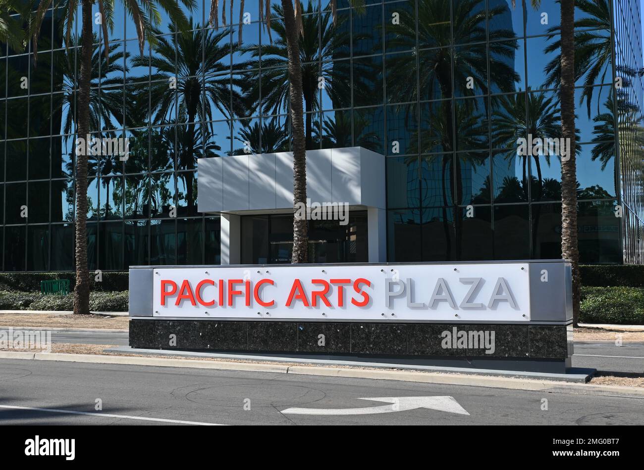 COSTA MESA, KALIFORNIEN - 24. JANUAR 2023: Pacific Arts Plaza-Schild am Innen-Arbeits- und Veranstaltungsbereich im Freien mit Fitnesscenter Hochhäuser, Stockfoto