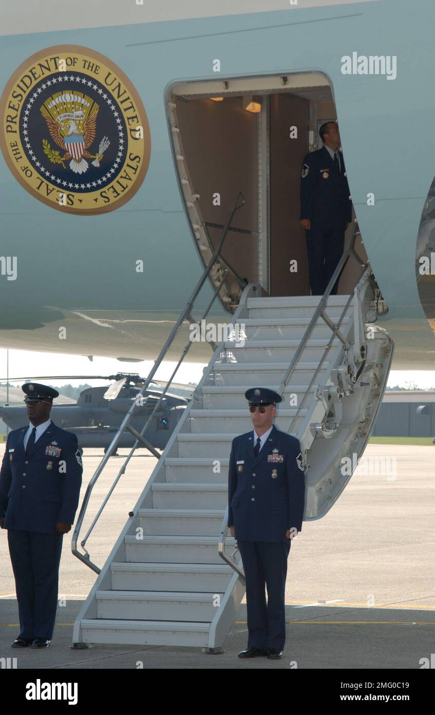 Besuch von Präsident George W. Bush - 26-HK-6-25. Air Force One mit abgesenkten Treppen für POTUS Ankunft. Hurrikan Katrina Stockfoto