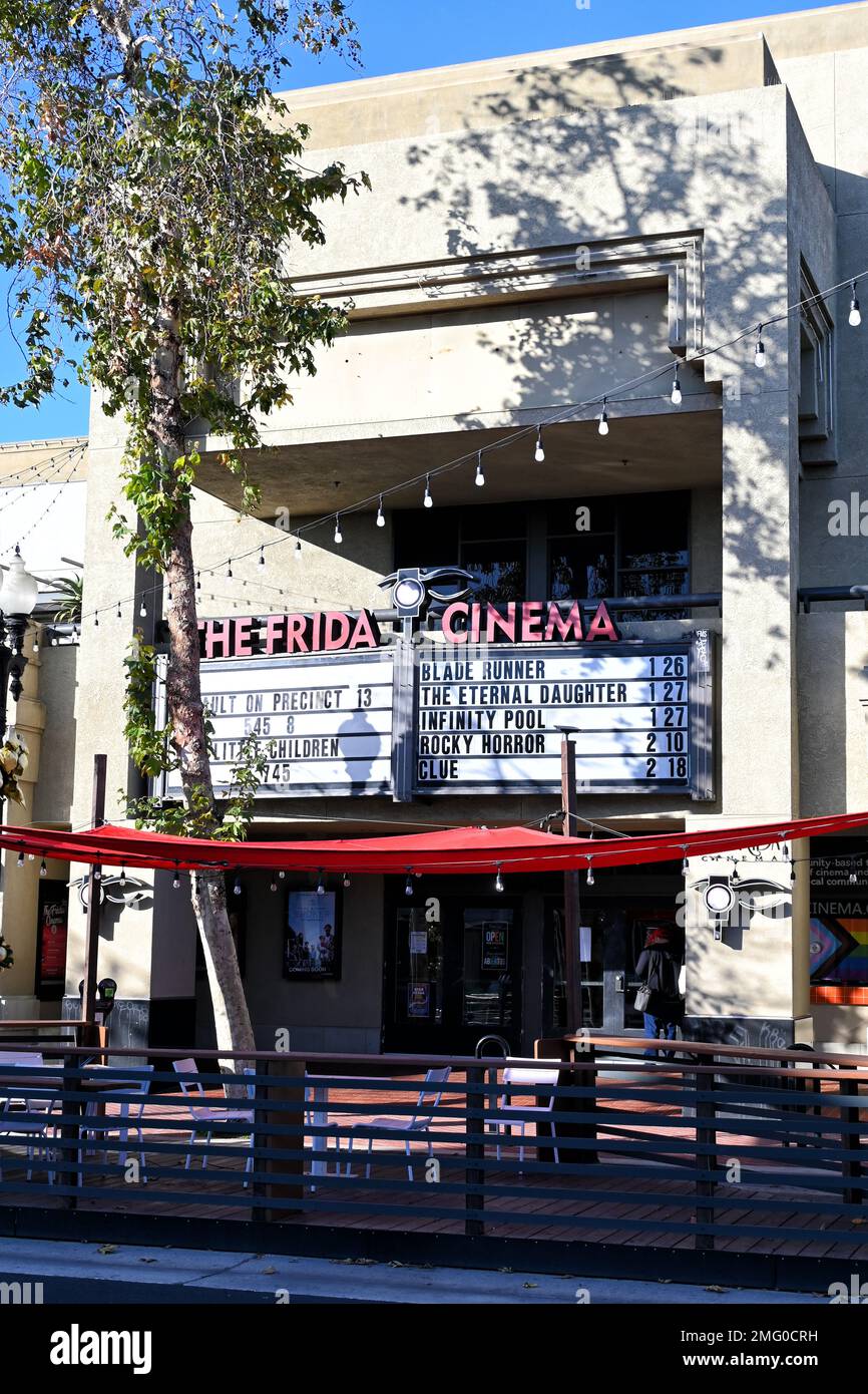 SANTA ANA, KALIFORNIEN - 17. JANUAR 2023: Das Frida Cinema ist Orange Countys einziges gemeinnütziges Arthouse-Kino, das unabhängig von ausländischen und klassischen Kinoprogrammen produziert Stockfoto