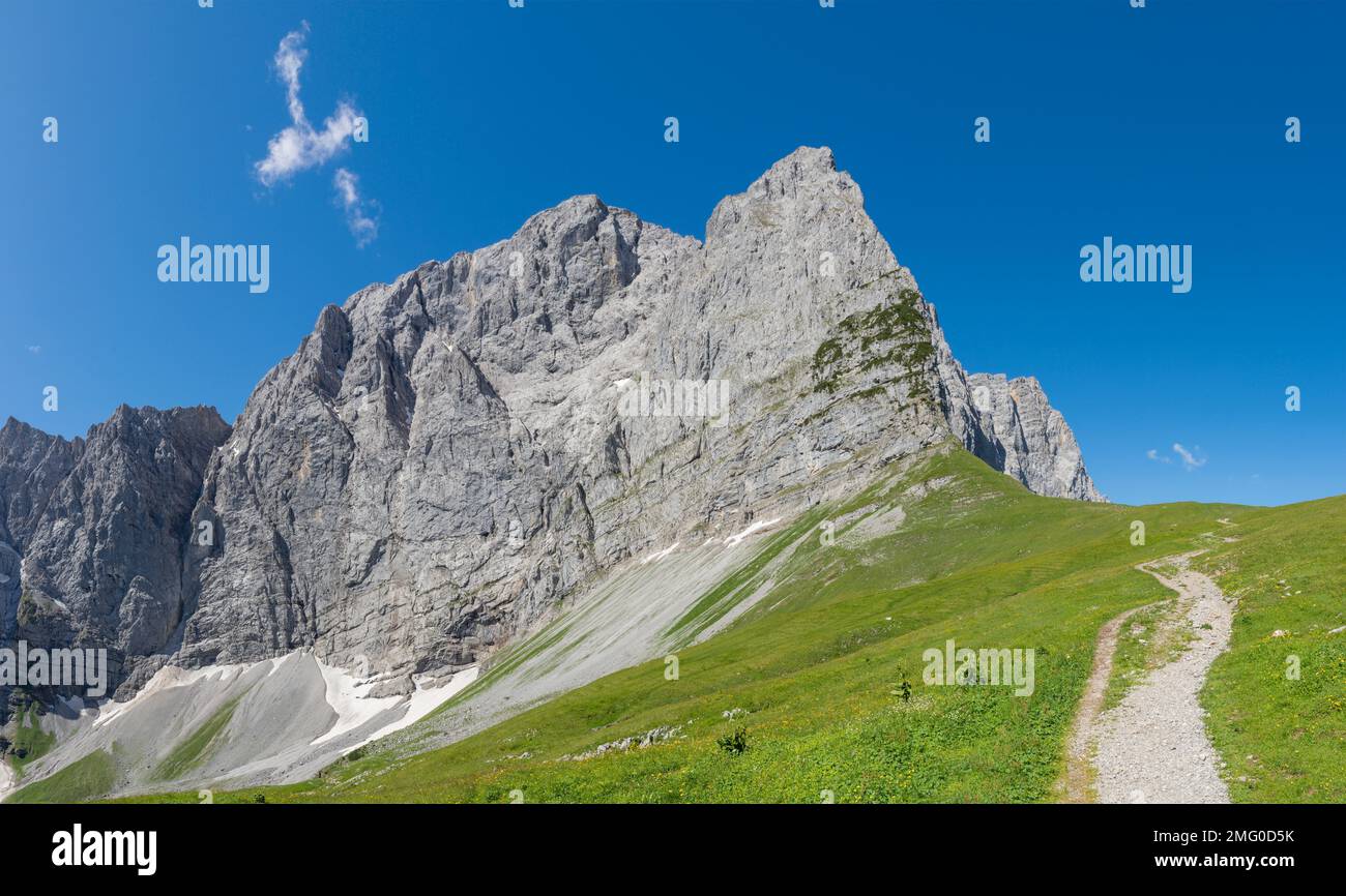 Die Nordmauern des Karwendel-Gebirges - Dreizinken-Spitze. Stockfoto