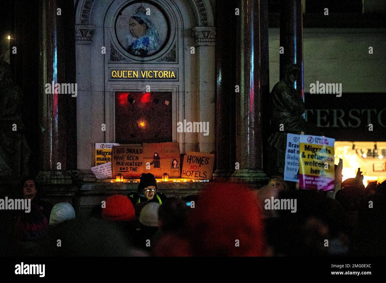 Brighton UK 25. Januar 2023 - Protest heute Abend im Zentrum von Brighton gegen die vermissten Kinder, die in einem Hove Hotel Asyl suchen. Hunderte kamen zusammen, um gegen die Entführung von Kindern aus einem Hove-Hotel zu protestieren, da 76 Asylsuchende Kinder weiterhin vermisst werden : Credit Simon Dack / Alamy Live News Stockfoto