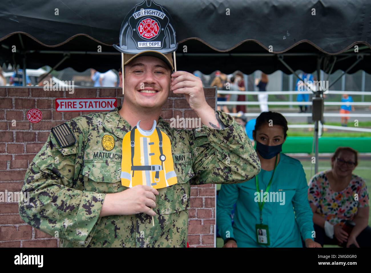 Master-at-Arms 3. Klasse Ethan Matulich posiert für ein Foto während der National Night Out Veranstaltung im Commander, Fleet Activities Sasebo Nimitz Park 22. August 2022. National Night Out ist eine jährliche Veranstaltung, die Partnerschaften zwischen Polizei und Gemeinwesen und Nachbarschaftskameradschaft fördert und in Tausenden von Gemeinden aus allen fünfzig Bundesstaaten, US-Territorien und Militärstützpunkten weltweit stattfindet. Stockfoto