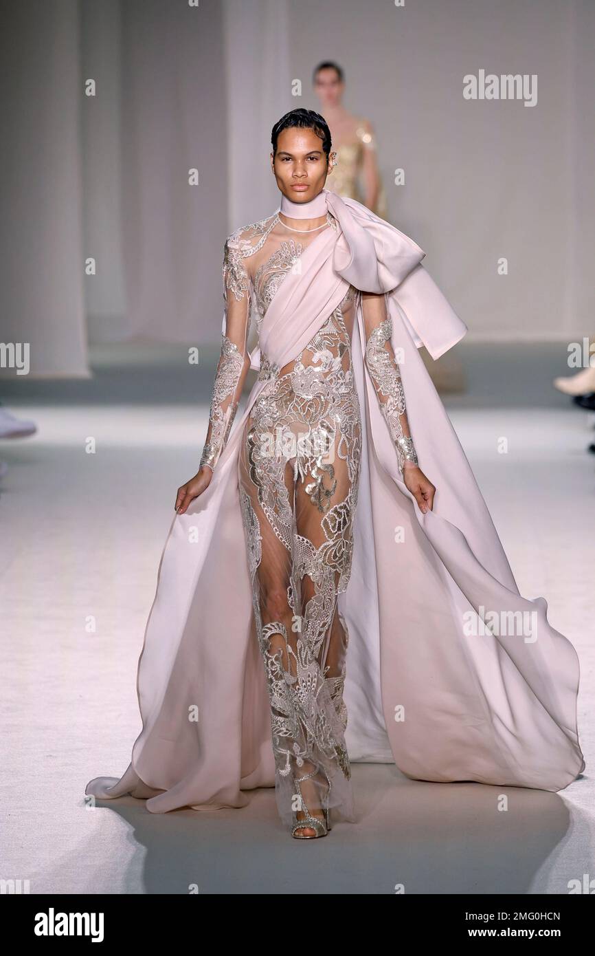 Paris, Frankreich. 25. Januar 2023. Ein Modell präsentiert eine Kreation von Elie Saab im Rahmen der Haute Couture-Kollektionen im Frühjahr/Sommer 2023-2024 während der Paris Fashion Week in Paris, Frankreich, am 25. Januar 2023. Kredit: Piero Biasion/Xinhua/Alamy Live News Stockfoto