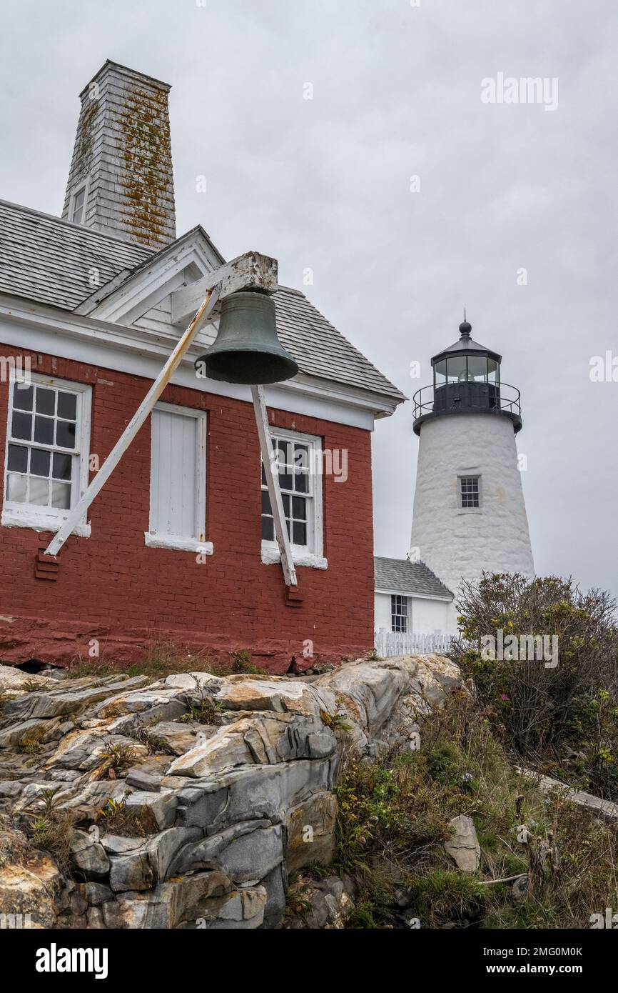 Pemaquid Point Lighthouse vom Felsenufer in Maine Stockfoto