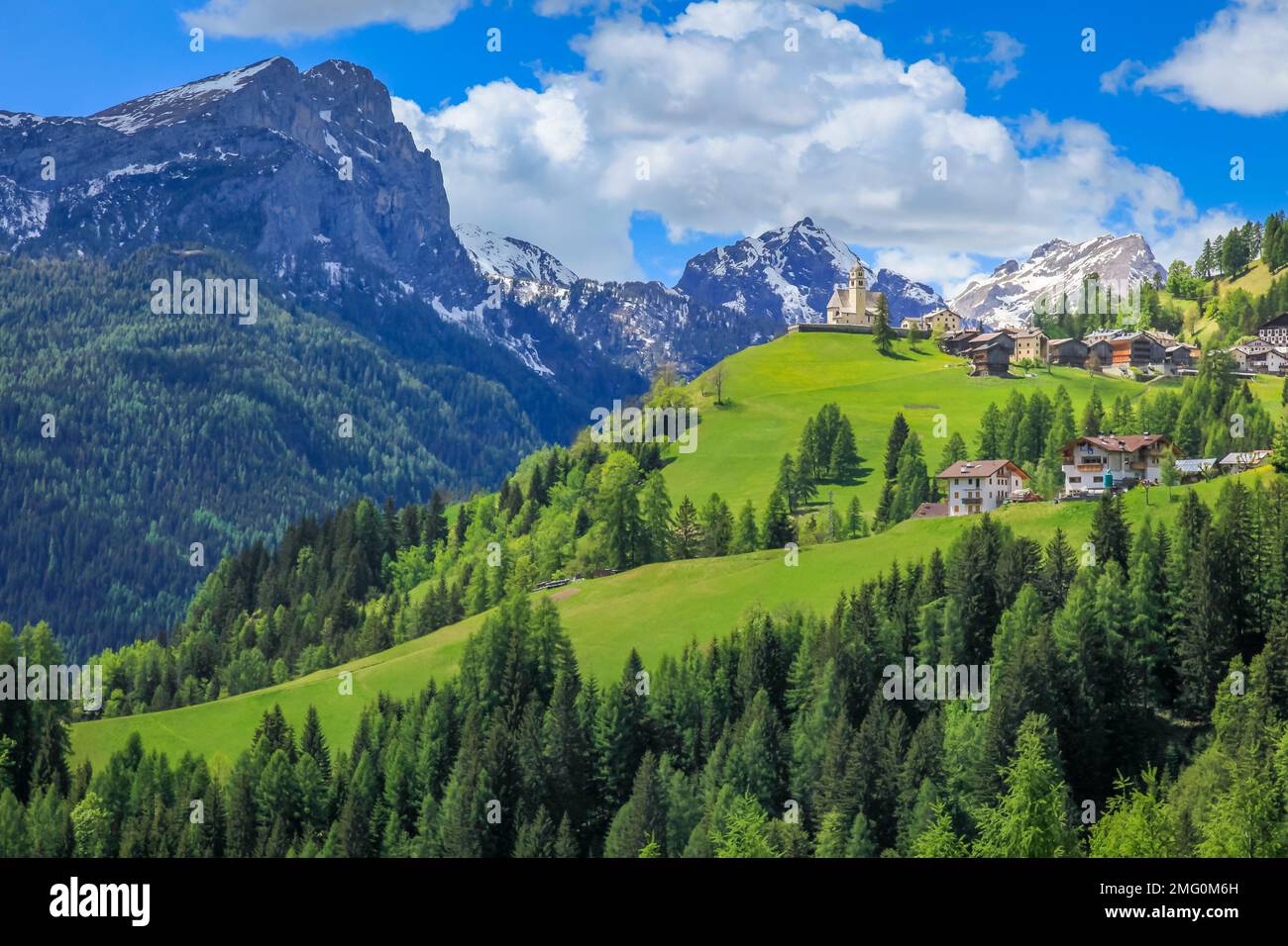Dolomiten, italienisches Alpendorf Colle Santa Lucia in der Nähe von Cortina und Giau Pass Stockfoto