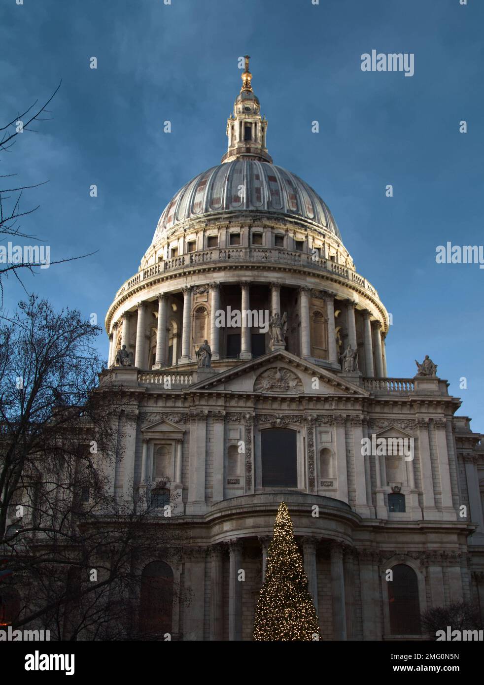 Die Kuppel der St. Pauls Kathedrale wird von Scheinwerfern in der Abenddämmerung beleuchtet, Golden Hour, London UK Stockfoto