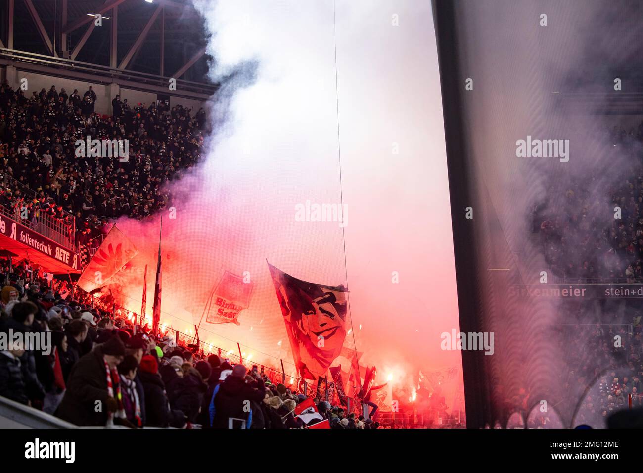 Freiburg Im Breisgau, Deutschland. 25. Januar 2023. Fußball: Bundesliga, SC Freiburg - Eintracht Frankfurt, Spieltag 17, Europa-Park Stadion. Eintracht Frankfurt Fans starten vor dem Spiel mit der Pyrotechnik. Kredit: Tom Weller/dpa - WICHTIGER HINWEIS: Gemäß den Anforderungen der DFL Deutsche Fußball Liga und des DFB Deutscher Fußball-Bund ist es verboten, im Stadion aufgenommene Fotos und/oder das Spiel in Form von Sequenzbildern und/oder videoähnlichen Fotoserien zu verwenden oder verwenden zu lassen./dpa/Alamy Live News Stockfoto