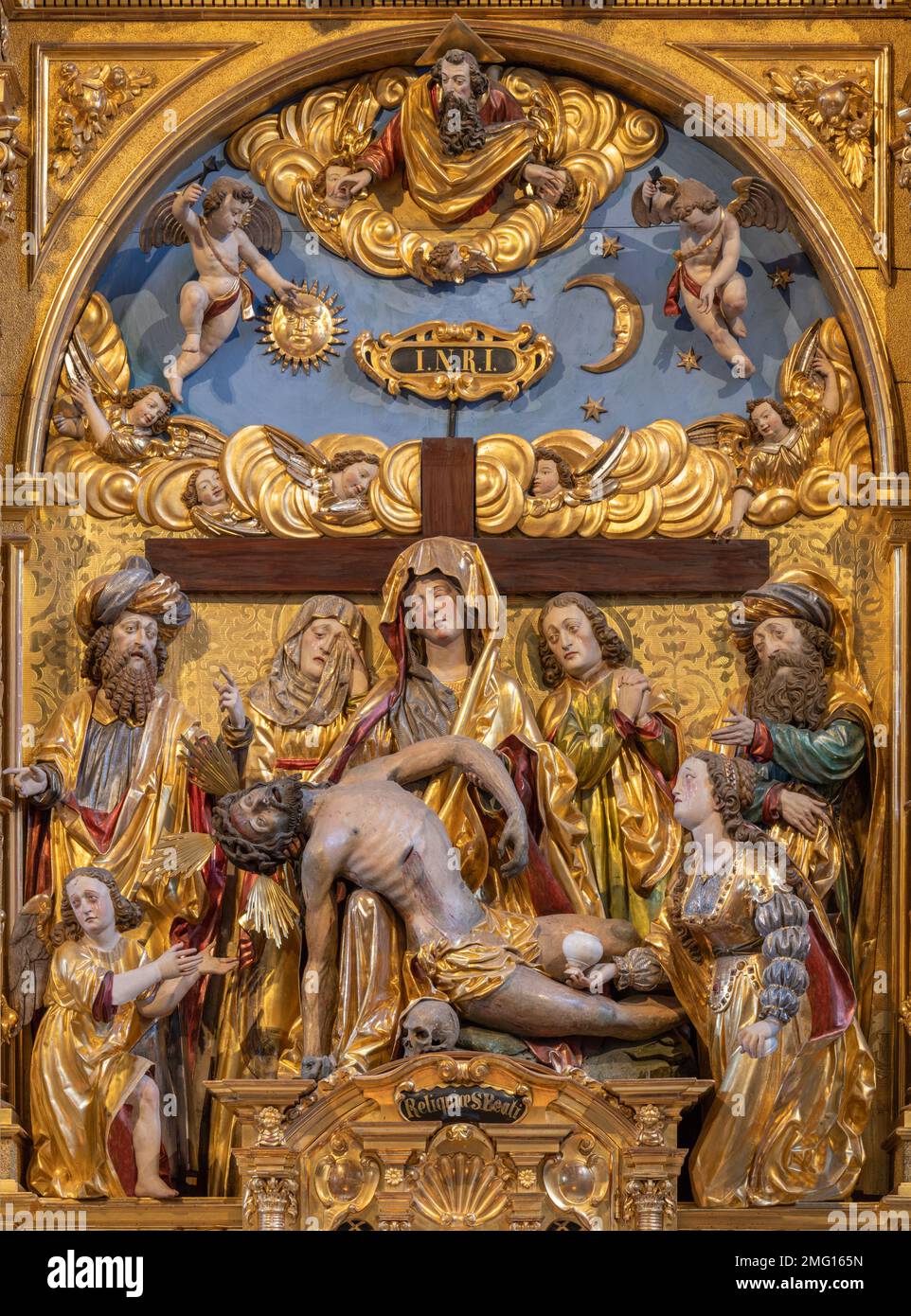 LUZERN, SCHWEIZ - JUNY 24, 2022: Der geschnitzte polychrome Seitenaltar mit der Pieta (Deposition) in der Kirche St. Leodegar im Hof von Niklaus Geisler Stockfoto