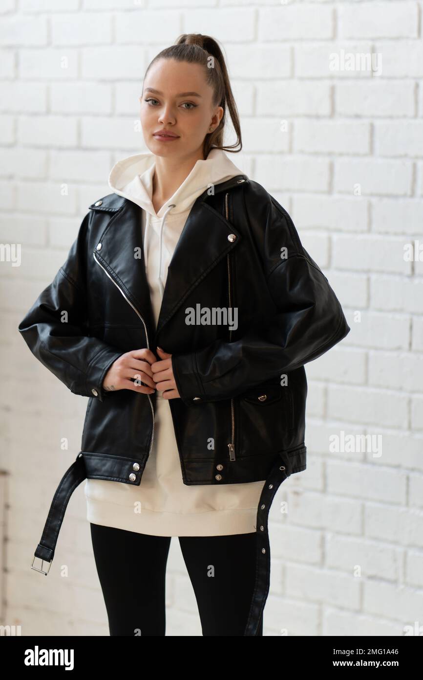 Schwarzer Hintergrund Reißverschlussjacke Mode Freizeit Stil Weiß isolierte Kleidung Leder Stockfoto
