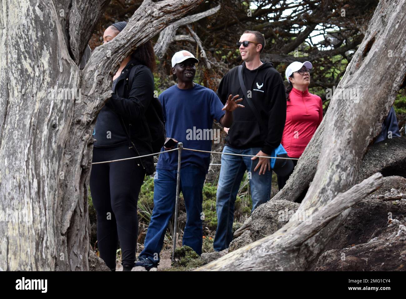 Kaplan (Kapitän) Yaw Agbenu (Mitte links), Kaplan des 229. Militärgeheimdienstes, spricht mit einem Studenten des Defense Language Institute Foreign Language Center während einer DLIFLC Spiritual Resiliency Wanderung am Point Lobos Natural Preserve, Carmel-by-the-Sea, Kalifornien, August 20. Stockfoto