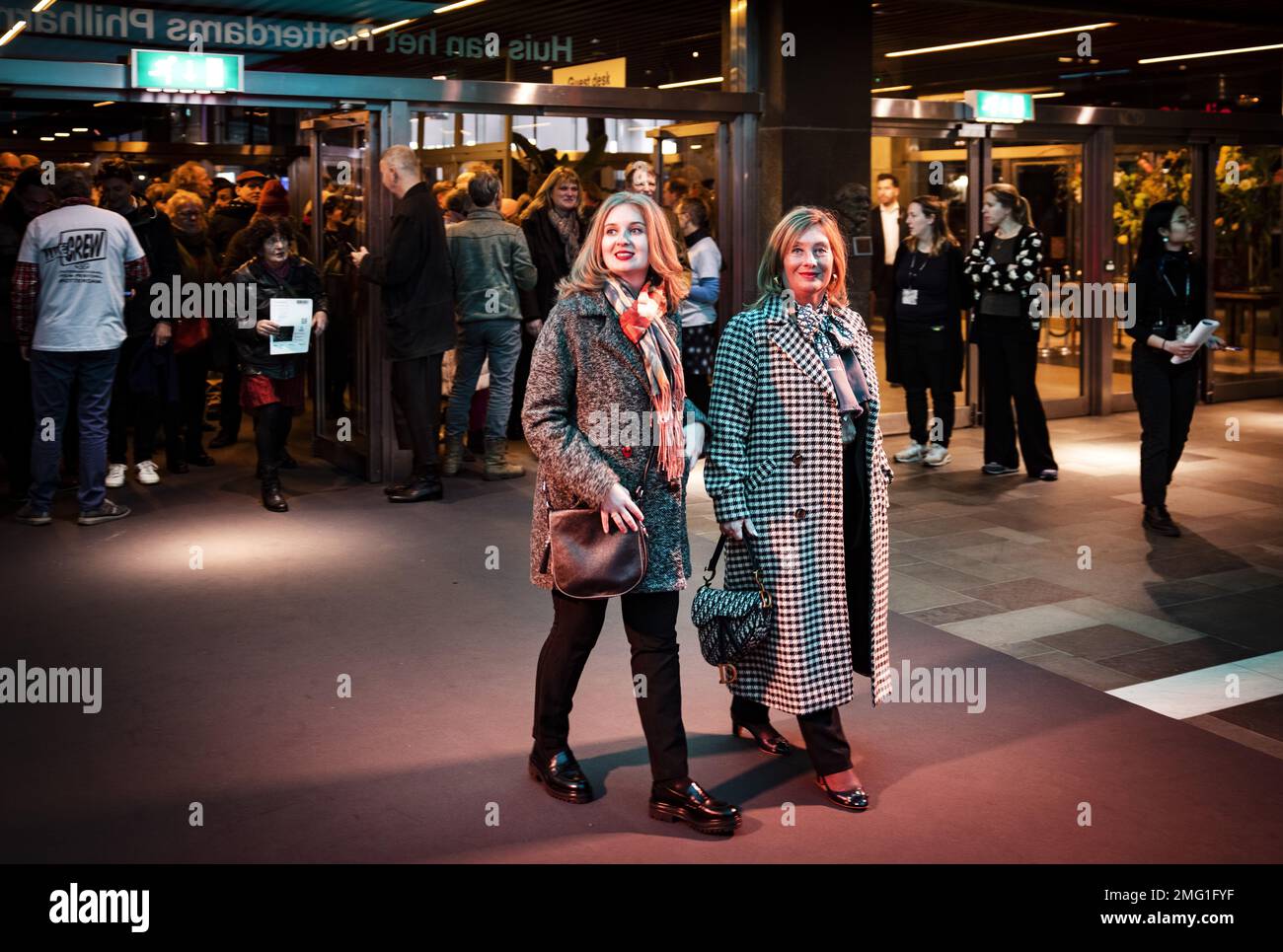 ROTTERDAM - Besucher in der Eröffnungsnacht der IFFR 2023 mit Munch's Weltpremiere in Anwesenheit der Besetzung, des norwegischen Filmemachers Henrik Martin Dahlsbakken und anderer IFFR-Gäste. Die IFFR findet vom 25. Januar bis zum 5. Februar statt. ANP RAMON VAN FLYMEN niederlande raus - belgien raus Stockfoto