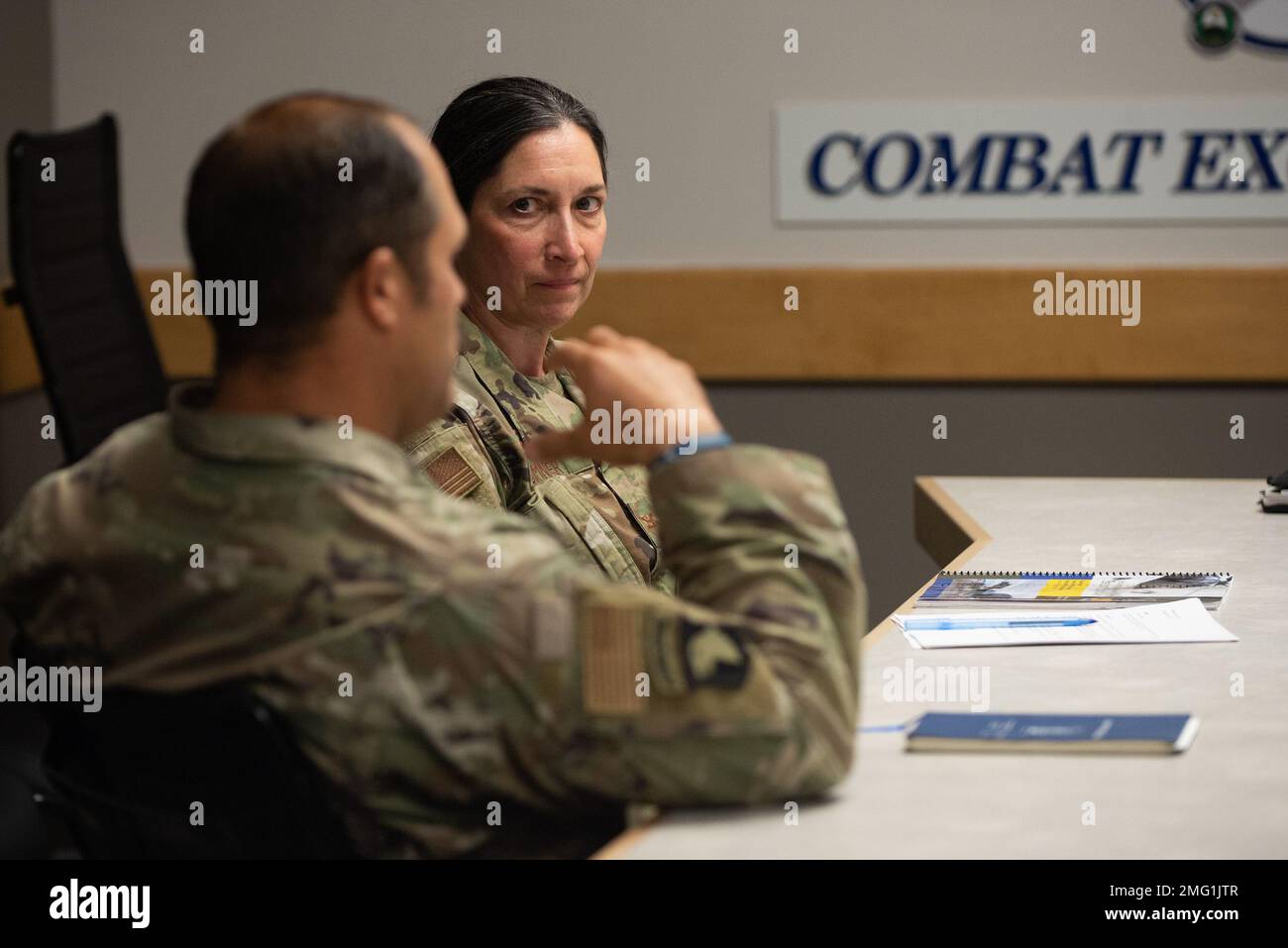 USA Oberstleutnant Elizabeth Sumner, rechts, Befehlshaber, 124. Mission Support Group, 124. Fighter Wing, Idaho National Guard, hört auf eine Frage von LT. Oberstleutnant Anthony Skeesick, Befehlshaber, 124. Logistics Readiness Squadron, in Gowen Field, Boise, Idaho, Aug. 20, 2022. Skeesick sprach mit Generalleutnant Michael Loh, Direktor der Luftwaffe, während eines hochrangigen Führungsmeetings. Stockfoto